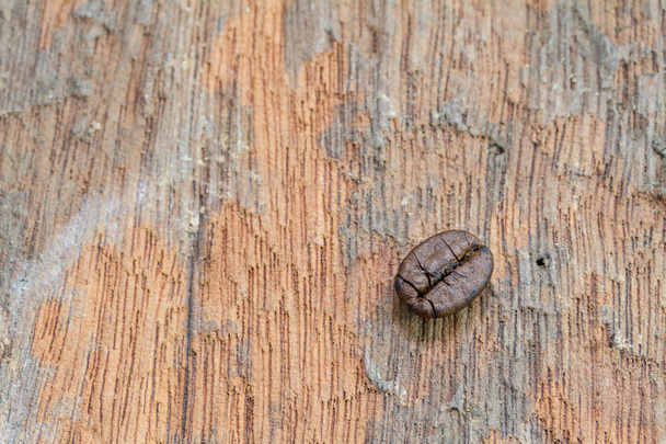 Granos de café sobre fondo de madera - Foto, imagen