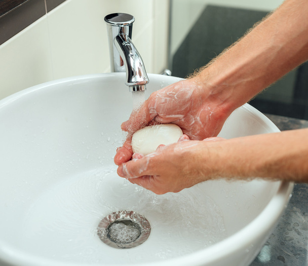 άνθρωπος σαπούνια τα χέρια του - Φωτογραφία, εικόνα