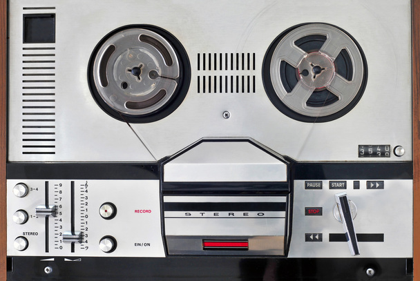 古いリールにテープ レコーダーとプレーヤー - 写真・画像