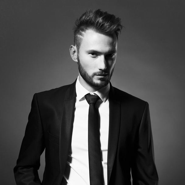 Hombre guapo y elegante en traje negro
 - Foto, imagen