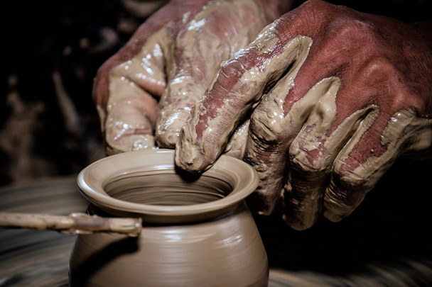 Stampaggio di vasi di argilla a mano in Thailandia
 - Foto, immagini