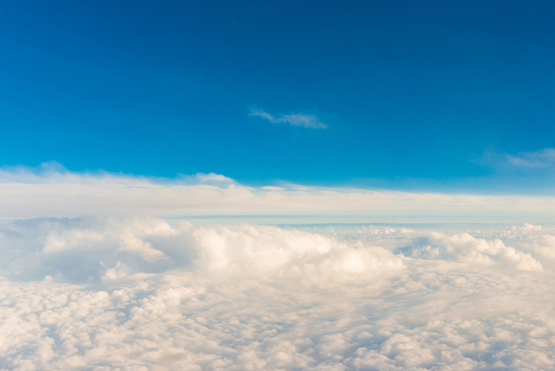Blauwe lucht achtergrond met kleine wolken - Foto, afbeelding
