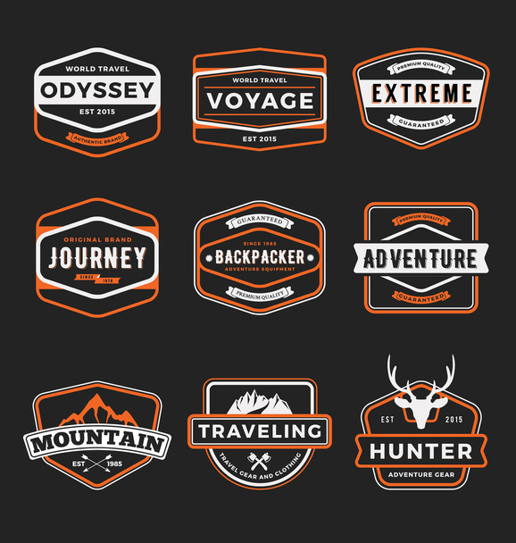 Set von Outdoor-Abenteuer und Wanderausrüstung Abzeichen Logo - Vektor, Bild