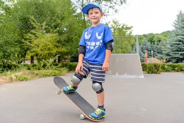 Felice ragazzo praticare bilanciamento su uno skateboard
 - Foto, immagini