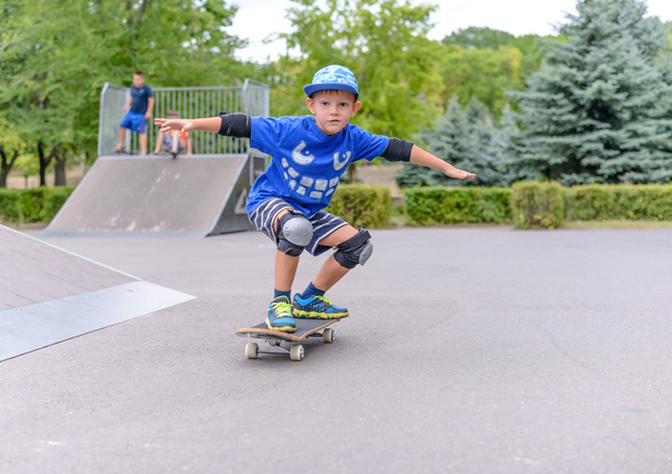 Мальчик хвастается на скейтборде
 - Фото, изображение