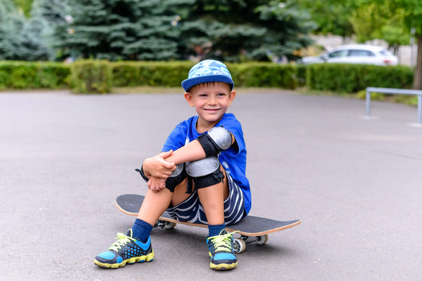 Bonito menino feliz em seu skate
 - Foto, Imagem