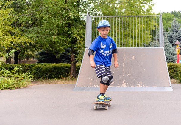 Мальчик катается на скейте в парке
 - Фото, изображение
