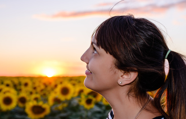 Femme attrayante profitant d'un coucher de soleil rural
 - Photo, image
