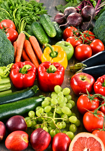 Композиція з різноманітними органічними овочами та фруктами
 - Фото, зображення