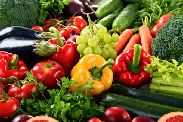 Σύνθεση με μια ποικιλία από βιολογικά λαχανικά και φρούτα - Φωτογραφία, εικόνα