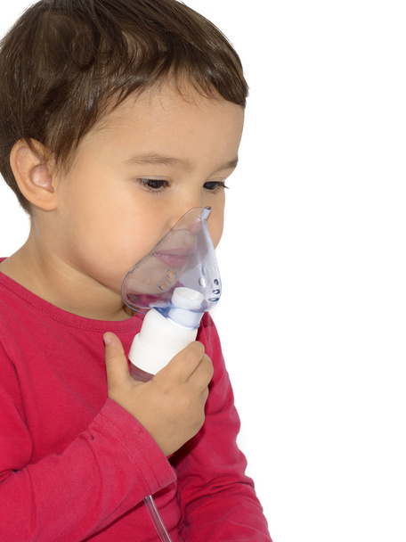 Bambina che fa trattamento aerosol con maschere di gomma
 - Foto, immagini