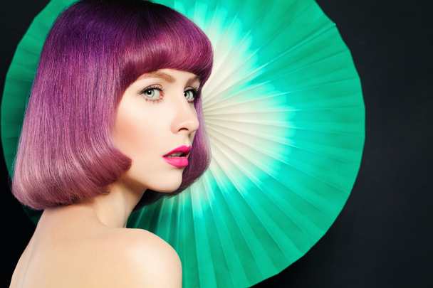 Стильная женщина с креативной раскраской волос и макияжа
 - Фото, изображение