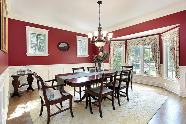 Sala de jantar com paredes vermelhas
 - Foto, Imagem