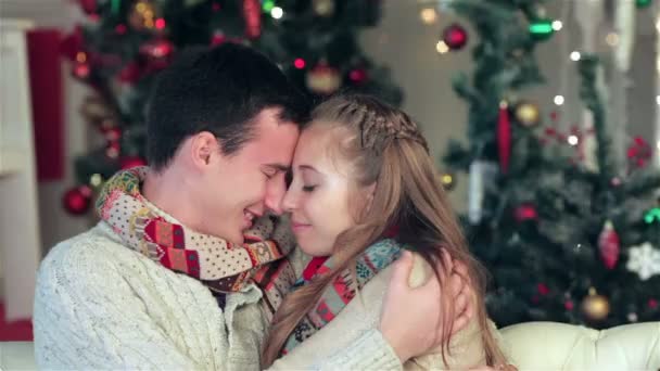 Casal apaixonado tocou suas cabeças uns nos outros Natal
 - Filmagem, Vídeo