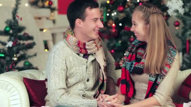 Young beautiful man gives a gift beloved woman - Záběry, video