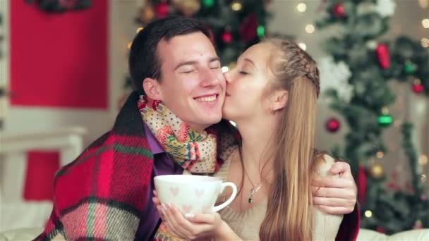 Mladý krásný pár drží za ruce s šálkem kakaa - Záběry, video