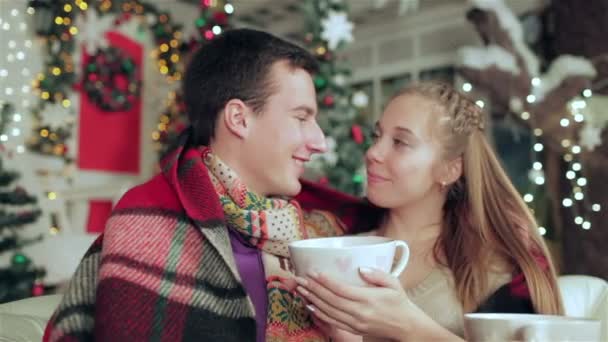 Młoda para zakochana mężczyzna i ładna dziewczyna w swetrze - Materiał filmowy, wideo