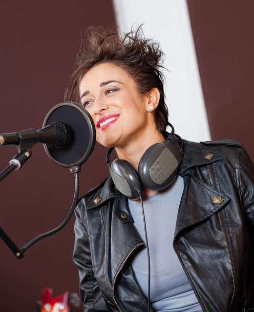 Smiling Woman Singing In Recording Studio - Valokuva, kuva
