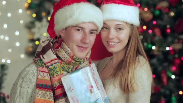 Couple aimant détiennent des cadeaux
 - Séquence, vidéo
