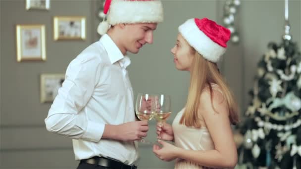Paar ontmoet met glazen Champagne - Video