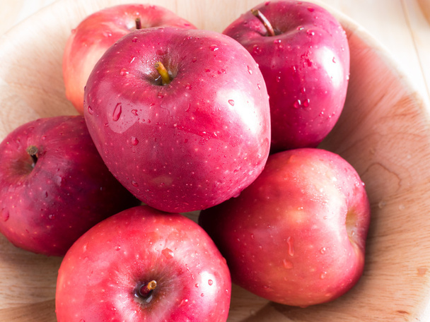 свіжі червоні мокрі яблука з краплями води
 - Фото, зображення