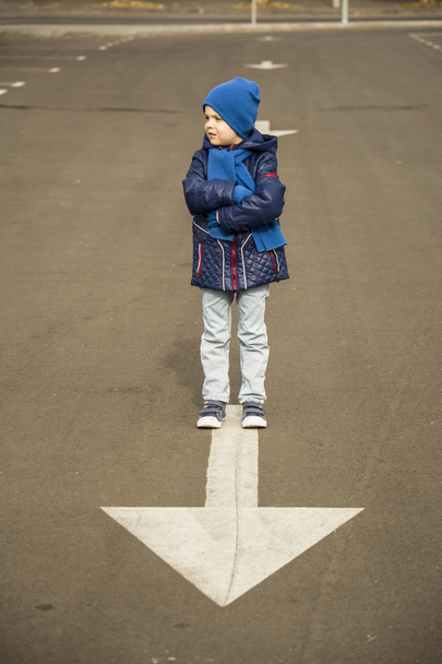 garçon se tient sur la flèche sur la route et la pensée, choix de l'abstraction
 - Photo, image
