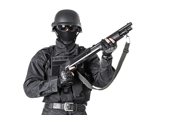 αστυνομικός με κυνηγετικό όπλο - Φωτογραφία, εικόνα