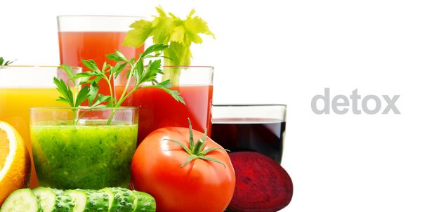 Szemüveg, friss bio zöldség- és gyümölcslevek, fehér - Fotó, kép