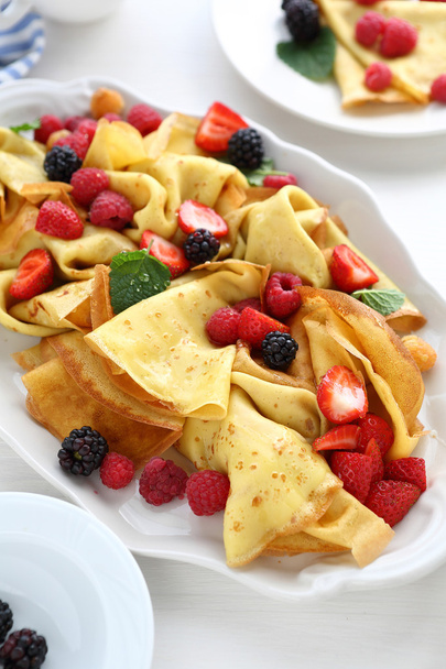 hot crepes with fresh berries - Foto, imagen
