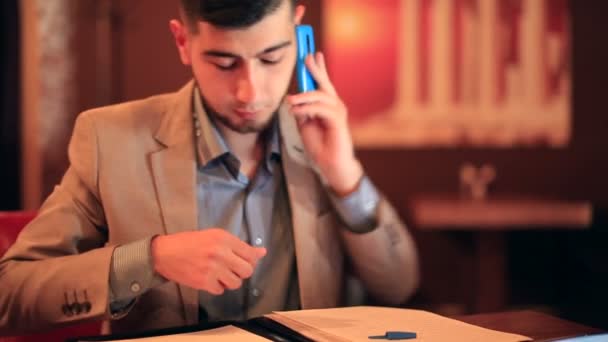 the young man businessman workflow - Video, Çekim