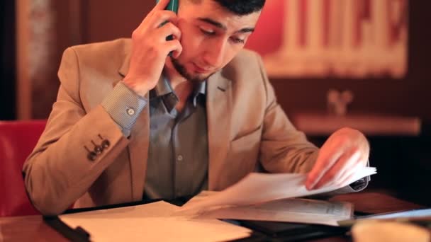 the young man businessman workflow - Filmagem, Vídeo