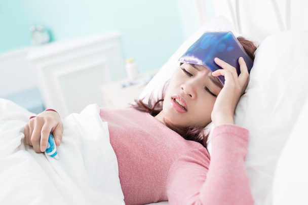 Больная женщина опасается простуды
 - Фото, изображение
