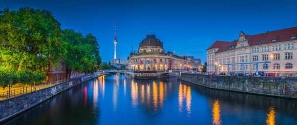 Berliner Museumsinsel mit Fernsehturm und Spree bei Nacht, Deutschland - Foto, Bild