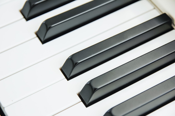 Μεγέθυνση του πιάνο πληκτρολόγιο επικεντρώθηκαν στην ΑΒ με άφθονο λευκό sp - Φωτογραφία, εικόνα
