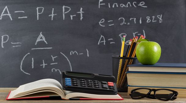 Школьный рабочий стол для изучения финансовых формул
 - Фото, изображение