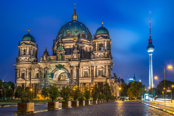 Katedra berlińska z wieży telewizyjnej w nocy, Niemcy - Zdjęcie, obraz