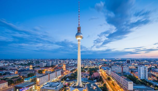 Panorama de Berlin avec tour de télévision la nuit, Allemagne
 - Photo, image