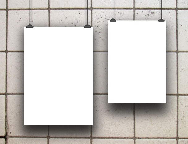 Twee opgehangen verticale bladen op keramische tegels - Foto, afbeelding