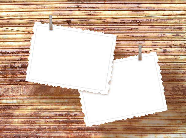 Twee opgehangen briefkaarten op roestig sluiter - Foto, afbeelding