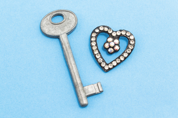 Key and Heart of rhinestone on a blue background - Foto, afbeelding