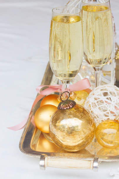 Dwa kieliszki świątecznego szampana - Zdjęcie, obraz