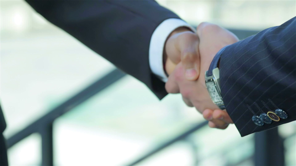 Hommes d'affaires serrant la main en toute confiance à l'extérieur
 - Séquence, vidéo