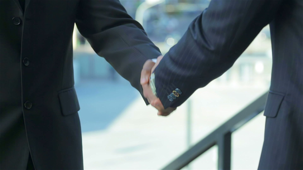 Dwa pewnie biznesmen drżenie rąk w formalwear - Materiał filmowy, wideo