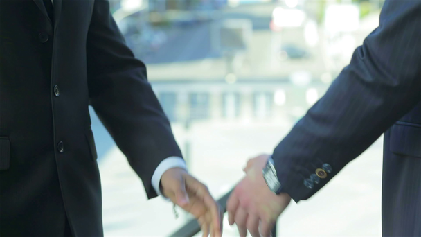 Два бизнесмена пожали друг другу руки и пригласили
 - Кадры, видео