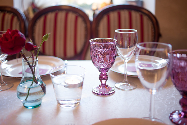 Εσωτερικό του εστιατορίου, μεγάλο τραπέζι για Banquet, διακοσμημένο σε μπορντό τόνους - Φωτογραφία, εικόνα