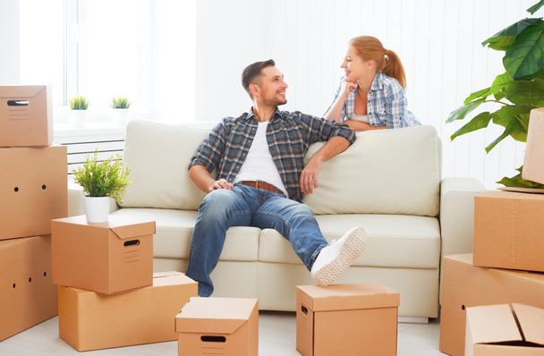 Μετακίνηση σε ένα νέο διαμέρισμα. Ευτυχισμένο ζευγάρι οικογένειας και κουτί από χαρτόνι - Φωτογραφία, εικόνα