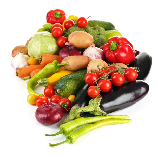 Haufen frisches Gemüse isoliert auf weiß - Foto, Bild