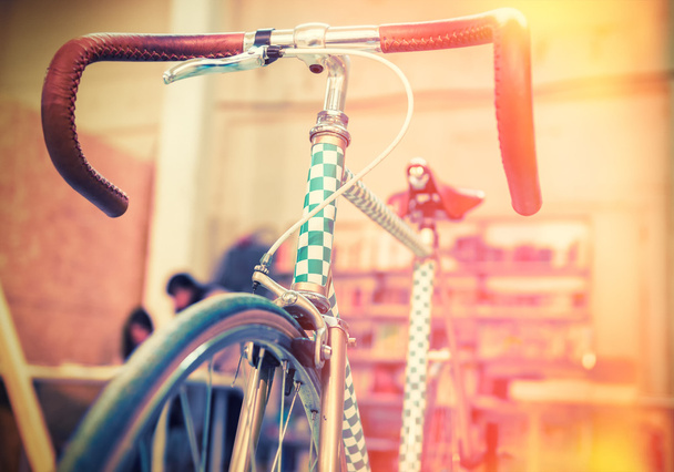 レザー ハンドルとチェッカー塗装とレトロな自転車 - 写真・画像