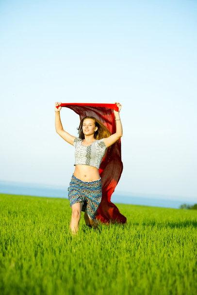 Mladá šťastná žena v pšeničné pole s látkou. Džungle - Fotografie, Obrázek