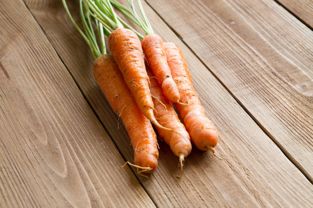 zanahorias frescas sobre un fondo de madera - Foto, imagen
